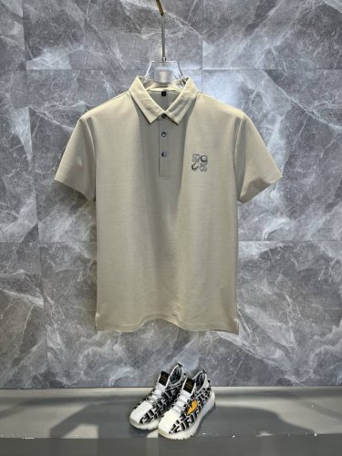 loewe罗意威 2025春夏新款男士翻领短袖商务休闲Polo衫，无痕系列，定制面料， 上身舒适透气亲肤感极佳，满足春夏场景穿着需求。简约休闲款式打造成熟与稳重