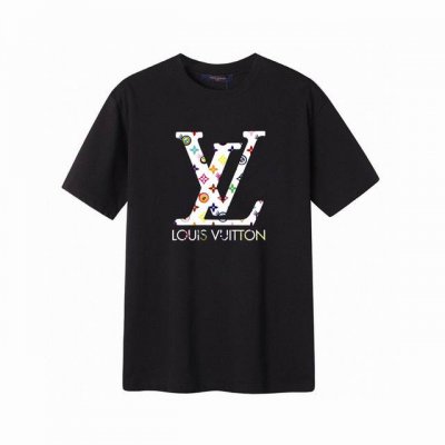 Lv新款大字母短袖T恤,简单的设计看起来特别大方！版型剪裁特别有讲究！上身很洋气显瘦内搭外穿都看高密针织圆领设计，平整简约！亲肤透爽！T恤面料的柔软性舒适性无可