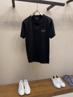 Fendi 新款短袖Yyds 日常出门闭眼搭 定制纯棉弹力棉面料短袖T恤 魅力在于创造了简约奢华感的时尚,随意搭配感受英式风格独特气质. 宽松的版型展现出休闲随