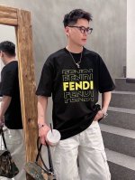 芬家 2025春夏新款首发专柜最新款短袖圆领T恤 高端订制 设计前卫时尚！品牌Logo重工艺设计 高端定制面料.手感柔软.穿着舒适.专柜级别精致车线.做工精细.