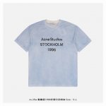 acne Studios 25Ss 雾霾蓝1996标语印花短袖 面料采用32S双纱 克磨毛棉面料，轻薄透气，手感细腻柔软，成衣手工扎染炒色，还原与原版一致呈现清