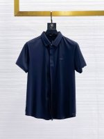 阿玛尼 高端商务 白领 单位人士必入单品！ 无痕压胶冰丝休闲商务短袖衬衫，科技面料，冰丝无痕，体感非常棒，手感顺滑质感很棒！弹性好，无任何束缚感，面料自带透气网