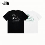 芯片版本 支持扫码 常青款 专柜在售款 Thenorthface北面夏季情侣款小熊男孩看日出的图案T恤短袖 一幅人与熊搭肩而坐看日出的构图体现了生命共生的自然哲