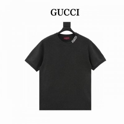 Gucci 古驰 领口字母毛织短袖 原版购入，采用高质纯棉14S细针织片，德国进口提花机织片而成。电脑扫描胸前描绘字母图案。提花采用进口高品质棉纱纺织物以经线、