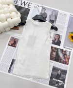 Fendi25Ss春夏新款针织圆领背心 经典双 Ff镂空Logo字母提花针织衫 这款真的是美得冒泡春夏就要穿这种能抬人气质 明媚洋气的单品必须由德国进口机编织