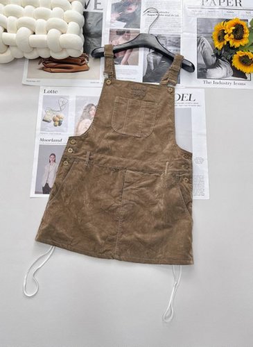 Miu Miu 2025全新力作 丝绒牛仔背带裙来袭 这款背带裙 将丝绒的柔软奢华与牛仔的经典随性奇妙融合 独特的材质碰撞 既有牛仔的休闲不羁 又有丝绒的细腻高