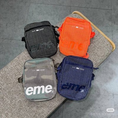 上新 款号 2431款 跑量款 颜色 黑 橙 迷彩 蓝 产品名称 Supreme Ss24小斜挎包 Supreme 迷你单肩包 一直想入手Supreme包包 就