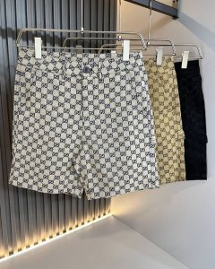 Gucc* 古家 2025春夏新品男女同款时尚水洗牛仔短裤，纯正 香港洋行渠道货 经典明星级单品，丹宁牛仔裤属于衣橱的必备单品，属于日常混搭和造型的利器 每个细