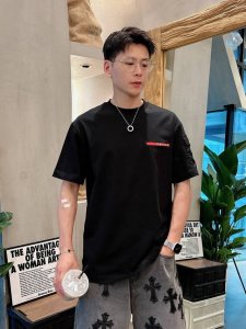 普拉达 2025春夏新款男女同款短袖T恤 定制专属纯棉面料 定制原版工艺螺纹 胸前重工字母Logo工艺设计 简约大方 从容百搭 档次极高 完美融入时尚还有风情感