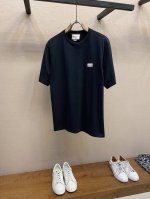 p280Gucci、Gg深藏蓝微标贴饰情侣款短袖T恤 时髦百搭的情侣款单品，小古家族25春夏新款推荐！这款深藏蓝色T恤实物接近黑色，简约大方的小Logo设计款，