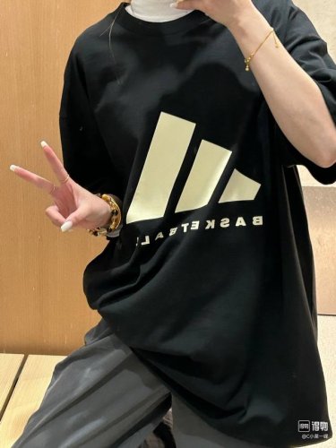 #9018 P80 资讯图 Adiaas 3.0Basketball 25Ss印花复古运动情侣短袖T恤 面料采用250G纯棉双纱，25Ss改为圆领设计，采用国标