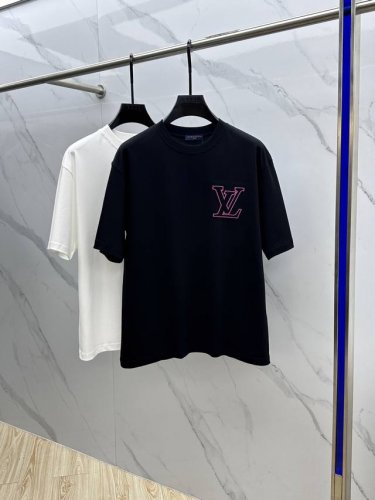 lv*路易威登 2025Fw春夏新品圆领微阔打底外穿T恤，立体Logo刺绣，手感面糯有骨感，柔而有韧性。工艺处理，韧性和抗皱性能得到大幅度提高。剪裁很到位，辨识