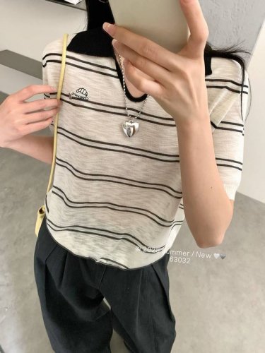 绣字母剪刀领短袖