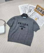 prada 经典字母立体字母刺绣针织毛衣短袖.....衣服千千万 好看的经典毛衣最好看哈哈自带高级感 都不挑人 经典爆款在线延续 这个版型谁都能轻松Hold住