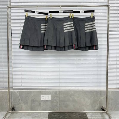 短裙 Tb色织四杠百褶裙 高腰前短后长设计， 显腿长，显腰身线条；无敌百搭款， 重边织带、订织四杠，贝壳纽扣， 开模三色拉链头；精致到细节， 内里改良防走光底裤