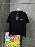 款号 G106 克罗心字母彩色多标印花圆领短袖 面料采用32支双纱280克高克重纯棉面料 同缸定织定染原版同色螺纹 进口机器白墨直喷印花工艺 内里包边包条做工高