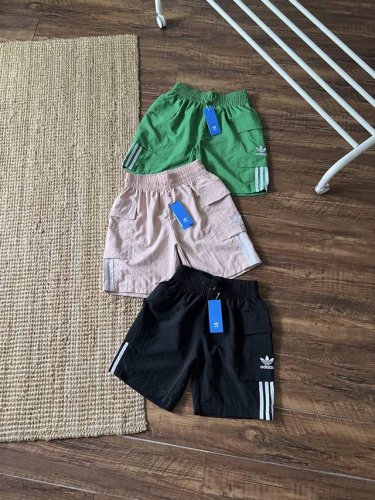 adidas 阿迪达斯 情侣款运动训练短裤 官网代G 同步在售 注重功能需求的专业训练慢跑设计 复古传统运动装 上身休闲感十足 不管是日常休闲还是运动流汗 驾驭