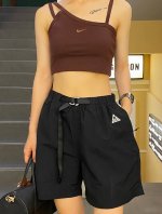 模特细节图# Nike Ss25 Acg系列 户外运动休闲时尚简约舒适宽松百搭休闲短裤 男女同款 Nike Ss25 Acg系列休闲短裤，专为热爱探索的你打造！
