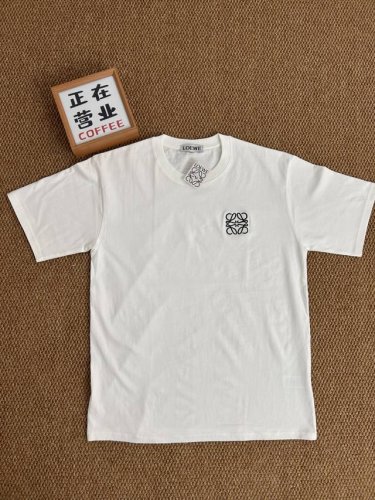 顶端刺绣品质罗意威Loewe 白色基础款短袖宽松男女同款情侣款 采用抗菌260克新疆长绒棉重磅面料 透气舒适 怎么洗都不起球透气轻柔的短袖，让您穿着舒适一整天！