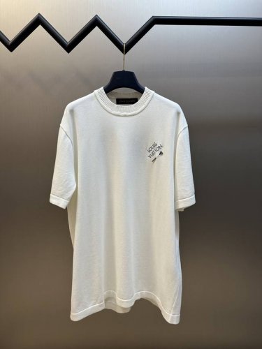 Lv 别针毛织短袖 采用14针进口机Santoni进行编织 领子采用7针圆领机双纹编织 40支全高精梳棉面料 定制三角别针 size S M L Xl