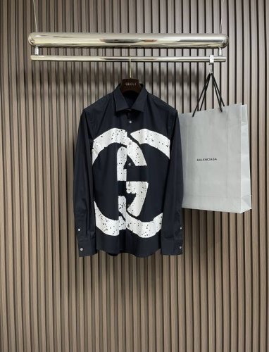 Gucci 双Glogo标识简约长袖衬衫，本款棉质衬衣采用全棉质地面料，经典简约设计搭配，清爽色调，这一季最值得入手的单品，简约大气又精致的小设计，时髦精必入，