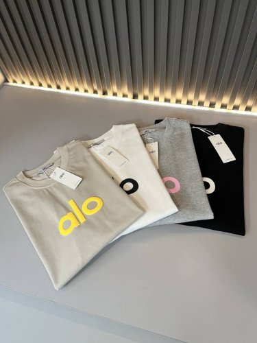 alo2025春夏全新系列单品上线，非常时髦前卫的一款男女同款短袖T恤，标识Logo图案压胶修饰！区别于以往的不同，宣示品牌传承多年的设计理念！其吸睛度完全不亚