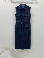 Dio*25新款牛仔连衣裙 减龄青春感必入单品 以蓝色牛仔布匠心打造 翻领无袖配腰带 腰间字母刺绣 令时尚造型更加精致简洁廓形流露复古格调主要是巨显瘦 一整个拿