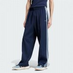 adidas 阿迪达斯三叶草 海外版限定侧边三条杠条纹拼接纯色直筒长裤 男女同款 上身非常简单帅气有型的一款裤 男女同款情侣款都是可以轻松驾驭 甄选高品质牛仔布
