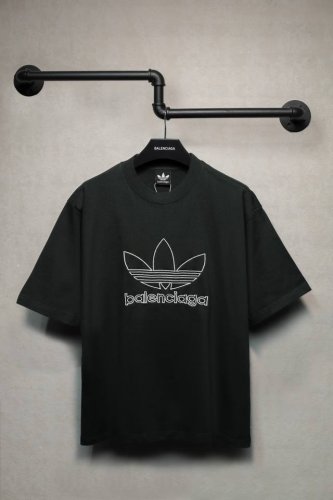 Aeniaa 联名Adidas经典刺绣短袖T恤 克重240 面料柔软 工艺洗水处理 采用进口田岛刺绣机刺绣 字母清晰 宽松版型 男女同款 尺码 Xs S M L