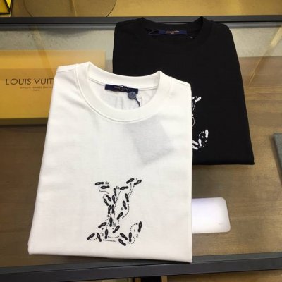 新品上市 L.V 2025Ss夏季新款刺绣Logo圆领短袖T恤！专柜同步，每一件都是纯手工画制而成. 个性艺术系列全网独家首发 百搭款细节处理完美240克纯棉面