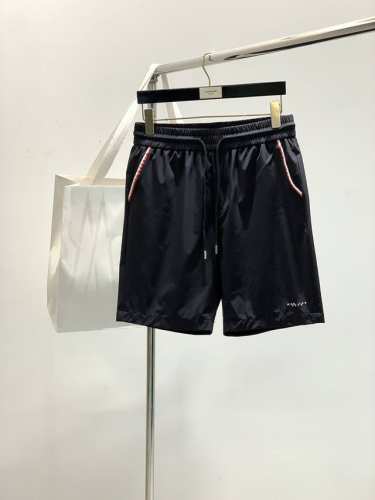 moncler 蒙口，2025夏季最新品，专柜同步有售，原单狠货，时尚休闲短裤，采用进口原版面料，顶级印花工艺字母图案Logo，原版五金辅料装饰，简单而不失时尚