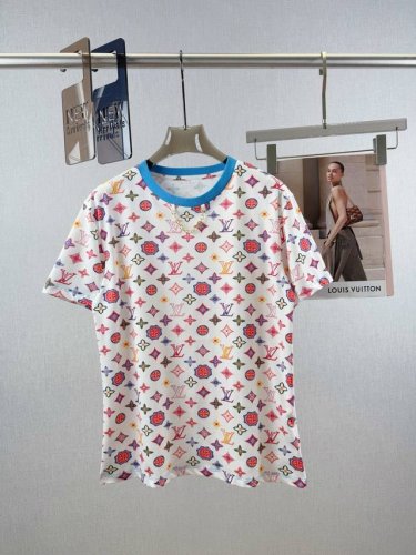 lv 链条灰色印花短袖 100%棉面料 棉的优点透气性好、柔软舒适、吸湿性强，适合贴肤穿着 四叶草印花链条圆领短袖T恤，领口螺纹撞色包边处理，搭配金属字母链条装