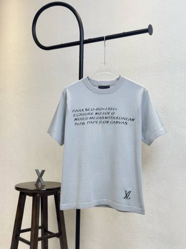 款号Xb108 Lv路易威登嵌花字母签名图案针织短袖 男女同款 三标齐全 区别市场通货 随意对比 采用精棉编织纱线380克毛织面料 前后进口机批满印细节编制而成