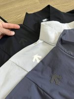 细节图 Descente迪桑特Training系列综训训练运动健身男士梭织上衣 采用迪桑特经典Tough Woven梭织面料制成的运动上衣。暗格纹肌理感，干爽挺