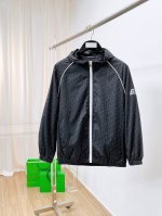 古驰 24Ss新款防晒服经典款轻薄外套 高端定制披风衣 时尚休闲防晒 穿着性极高 百搭款 定制定坊的防晒面料具有良好的弹性和透气性 手感软糯舒适 款式简约而时尚