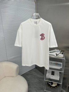 Burberry巴宝莉 2025春夏新款高克重重磅圆领短袖出货啦 春夏出门必备款 定制高克重纯棉面料 搭配当下流行重工工艺 做工走线精细 面料上身舒适 三标齐全