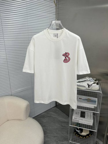 Burberry巴宝莉 2025春夏新款高克重重磅圆领短袖出货啦 春夏出门必备款 定制高克重纯棉面料 搭配当下流行重工工艺 做工走线精细 面料上身舒适 三标齐全