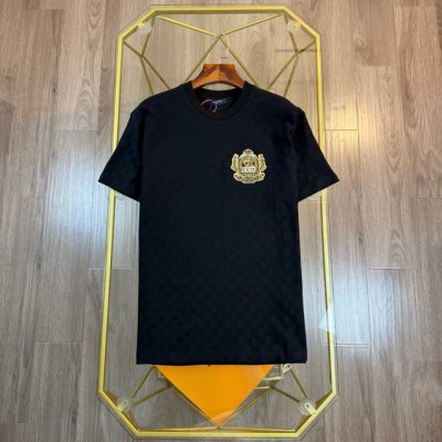 对标专柜★过验版本★Louis Vuitton路易威登Ss25春夏新款徽章提花短袖T恤 定制1:1 棋盘格珠地棉 质感十足 舒适贴肤 以黑色为基调 每一棋盘格都
