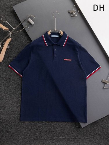 prada 普拉达 三角标 高版本 微宽版型S-Xl prada 25Ss春夏新品专柜款 超薄爆款 胸口字母红色胶条polo衫短袖T恤 休闲短袖 这款T恤融运动