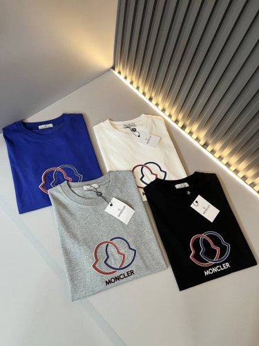 moncler蒙家 2025春夏最新男女同款贸易订单短袖T恤，全品相！！网红款！采用Logo图案皮革设计！上身舒适透气，不僵硬，整体有着丰富的立体感，品质出口订