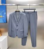 520 dio*R小蜜蜂25S男士休闲运动休闲西服套装，精选罗马布料.西服可以称得上是硬通货，男人衣橱中的必备法宝，拥有一套体面的西服可以在众多场合游刃有余、崭