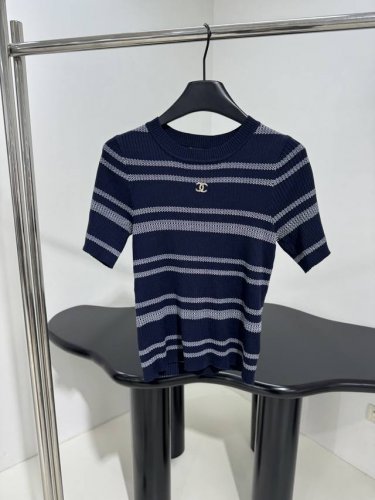 小香新品羊毛套头衫 定织定染针织工艺 撞色条纹提花图案 品牌标识金属徽标 修身版型修饰身材 最高品质推荐 ：粉色 藏蓝色 白色 ：S M L p270