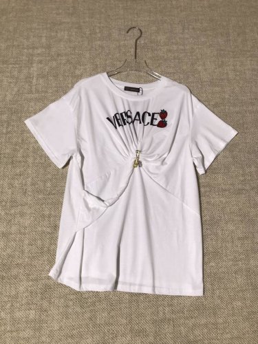 versace 范思哲 女士新品别针饰扭结草莓刺绣贴布字母印花短袖抓褶T恤上衣Smlxl