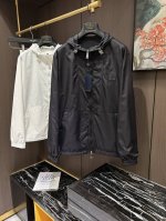 Lv25S新款男士双面穿连帽夹克外套........一款绝对重工的顶级单品，双面双色为经典衣橱注入现代新意.......聚酯纤维，非常高档次的质地，实穿性极高