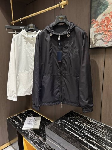 Lv25S新款男士双面穿连帽夹克外套........一款绝对重工的顶级单品，双面双色为经典衣橱注入现代新意.......聚酯纤维，非常高档次的质地，实穿性极高