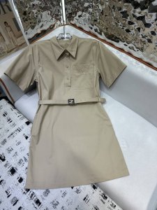 fd 25春夏新款 翻领半袖短袖连衣裙 女神必备纸片人神器 半扣翻领H版型 腰带收腰 上身超显瘦 闭眼入百搭慵懒随性又高级 不挑人版型显瘦绝绝子 一色三码Sml