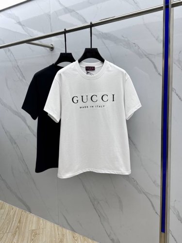 Gucci*古驰 2025Fw春夏新品圆领打底外穿T恤 立体感Logo微廓形半袖纯棉打底T恤 棉 手感面糯有骨感 柔而有韧性 工艺处理 韧性和抗皱性能得到大幅度