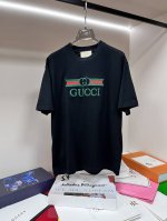 主推 Gucci 独家专供春季新款古驰时尚休闲圆领短袖，纯棉面料原单工艺高端欧版原单T恤，潮流时尚休闲半袖 透气舒适度高，细节无可挑剔，品牌元素设计理念，体现高