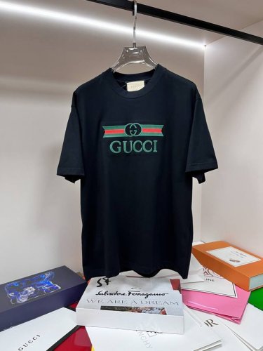 主推 Gucci 独家专供春季新款古驰时尚休闲圆领短袖，纯棉面料原单工艺高端欧版原单T恤，潮流时尚休闲半袖 透气舒适度高，细节无可挑剔，品牌元素设计理念，体现高