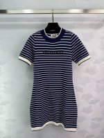 Miumi*2025春夏最新系列！条纹针织短袖裙定制进口纱线织造 工艺处理 呈现毛巾肌理 胸前字母钩花 通体撞色条纹呼应领口袖口下摆 短款版凸显身材！ 1色3码